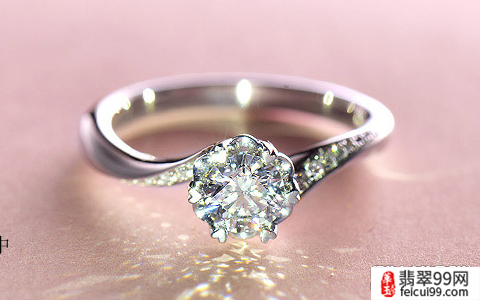 翡翠女人左手带戒指的含义 无名指是婚姻的象征