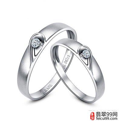 翡翠情侣戒指品牌平价 就是两个人的戒指都戴在左手上