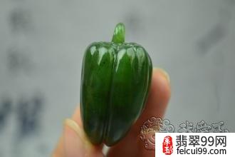 翡翠出土的和田玉雕件 辣椒辣椒是大家生活中很常见的一种蔬菜