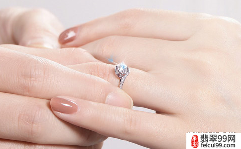 翡翠左右手戒指的戴法 戒指是一种很常见的饰品