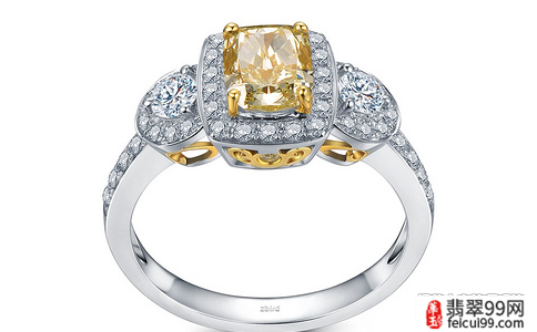 翡翠男女订婚戒指戴法图片 将戒指佩戴在中指上是比较常见的女生戒指戴法