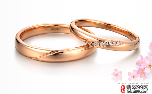 翡翠情侣戒指一对刻什么字 现在一般的情侣戒指都是铂金打造