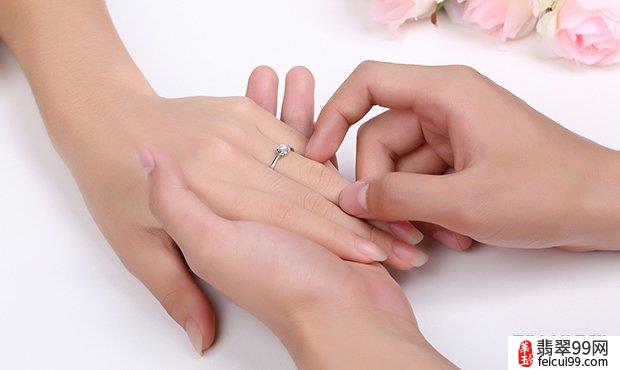 翡翠已婚女戒指戴法图片 相信大家都知道结婚戒指戴哪里