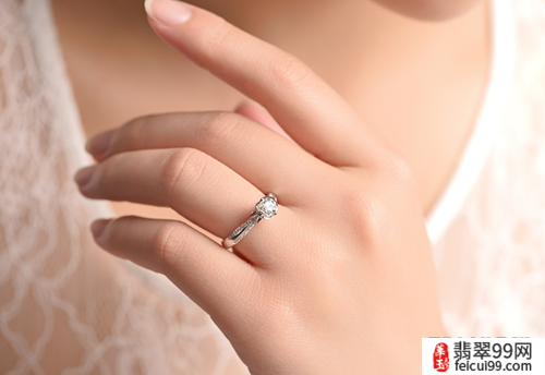 翡翠无名指戴戒指图片 欧宝丽珠宝网-结婚戒指带那个手指