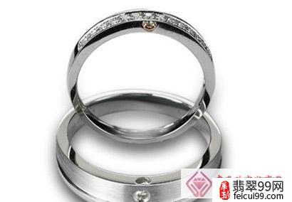 翡翠一克拉钻石戒指的款式 款式二：创意理念：以象征爱情牵绊的双环设计为镶口