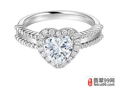 翡翠钻石戒指多少分的好 都市男女订婚一般都会先去选钻戒