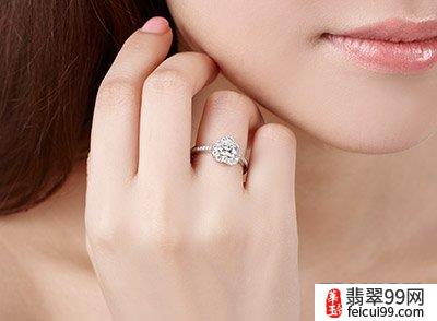 翡翠貔貅戒指的带法 关于求婚戒指的佩戴方法