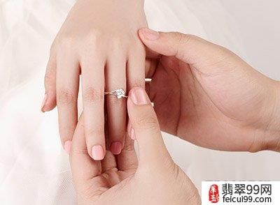 翡翠中国戒指的戴法及含义 在每一款产品的详细页中