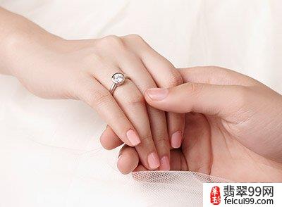 翡翠中国戒指的戴法及含义 戴瑞珠宝戒指手寸根据每个人提供的手寸大小进行定制