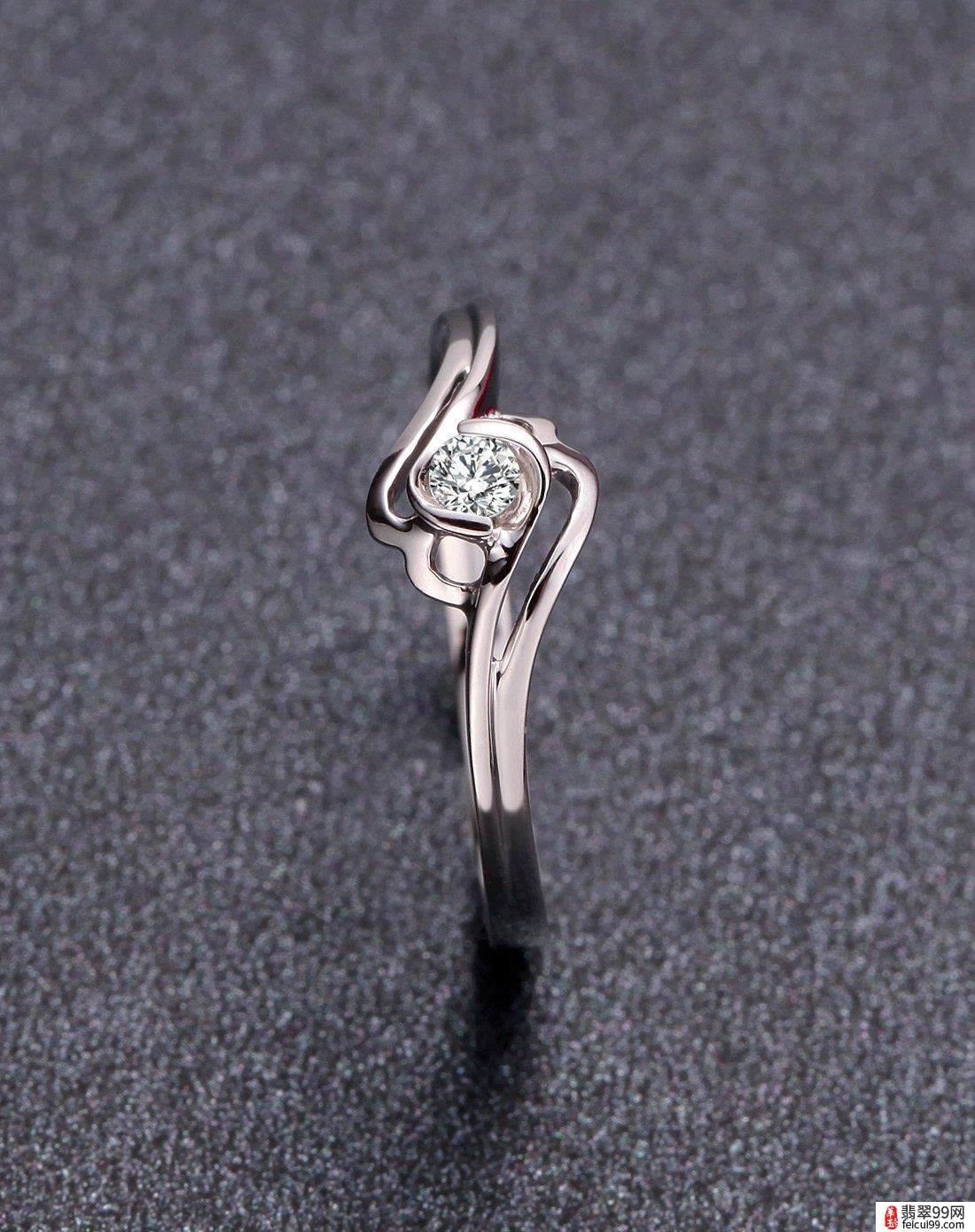 翡翠950铂金钻石戒指 而铂金戒指品牌的不同也导致了铂金戒指价格的不同