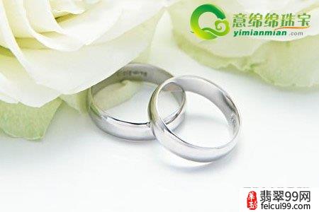 翡翠女生戒指戴法含义图 结婚佩戴戒指这个习俗是由西方国家兴起