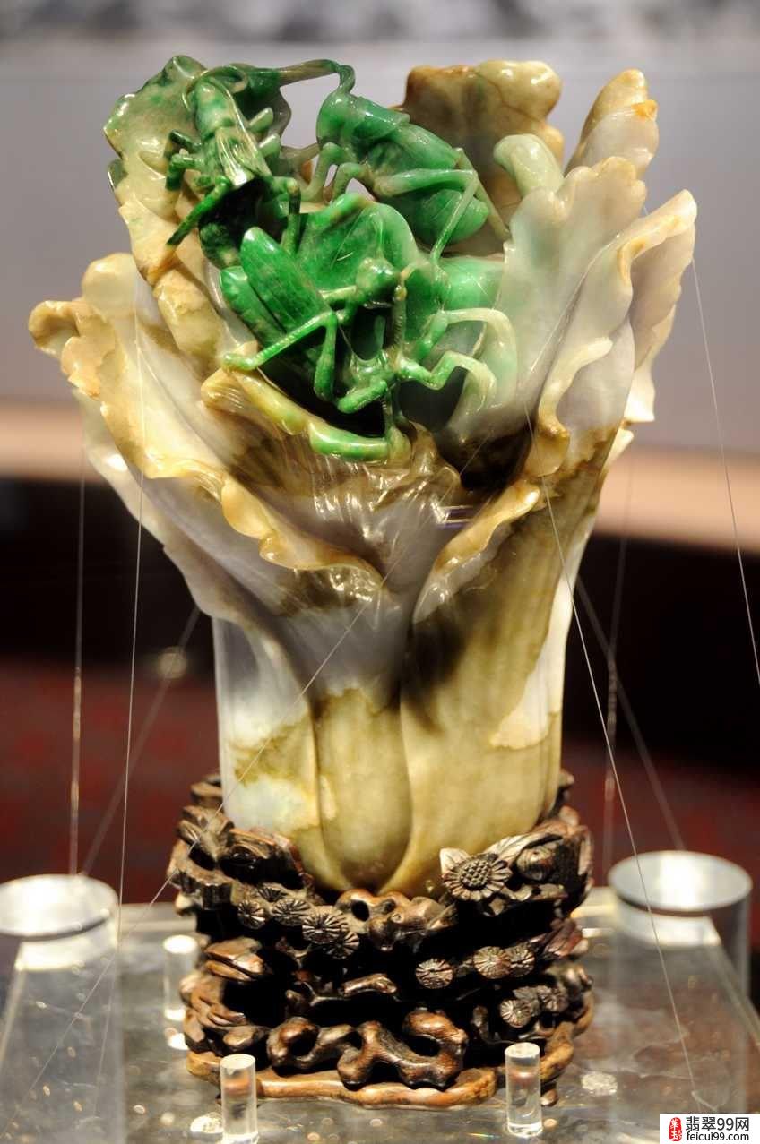 翡翠翠玉白菜简介 雕刻者利用菜心处材质的翠绿色