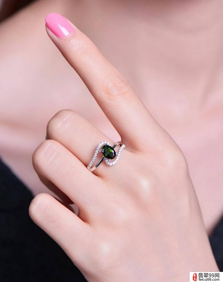 翡翠黄金戒指的戴法和意义 国际上比较流行的戴法：戴在食指想结婚