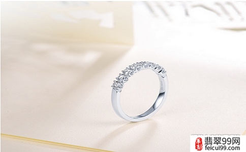 翡翠五指带戒指的含义图片讲解 钻石小鸟作为国内珠宝行业的知名品牌之一