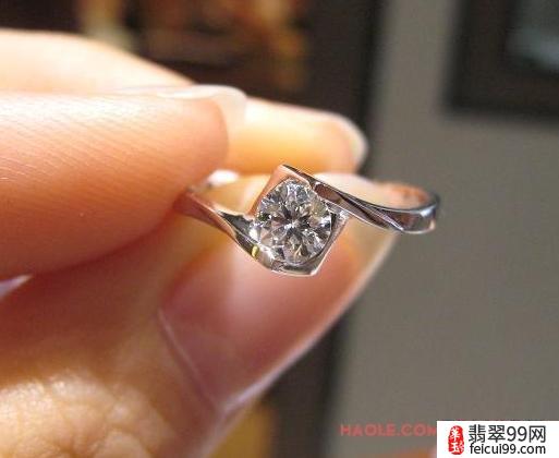翡翠水滴形钻石戒指图片大全 每年将你的钻石首饰拿给珠宝商检查一次
