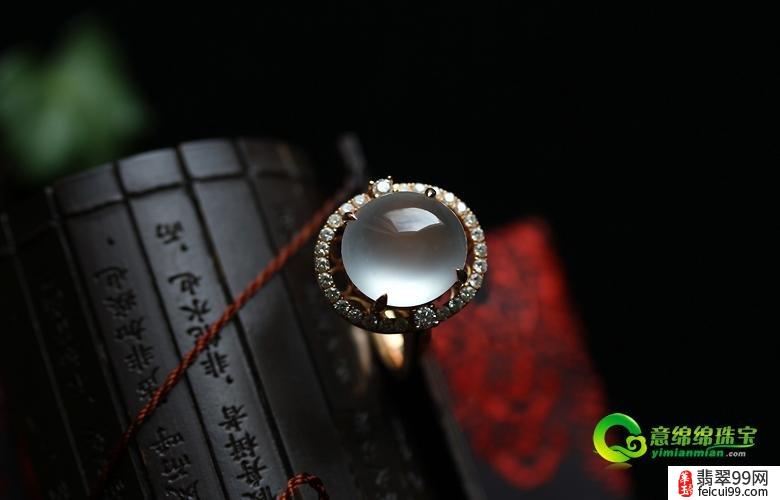 翡翠女生戒指戴法 0 追女孩 翡翠戒指不仅仅是一件简单的装饰品