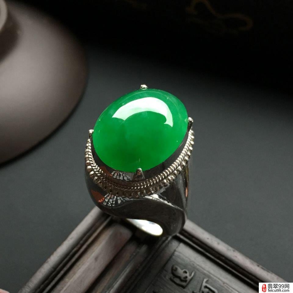 翡翠翡翠戒面制作 镶嵌翡翠戒指的款式：根据个人手指特点和喜好来定