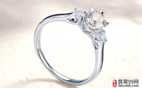 翡翠男人手上戴戒指的含义 戒指是每一个女生梦寐以求的首饰品之一