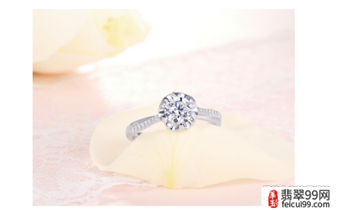 翡翠高端钻石戒指图片大全 例如图中说展示的是一款名为动心Ⅱ的钻戒