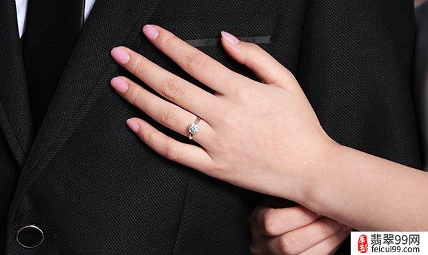 翡翠单身戒指戴法女 求婚戒指是男生送给女友的一个承诺
