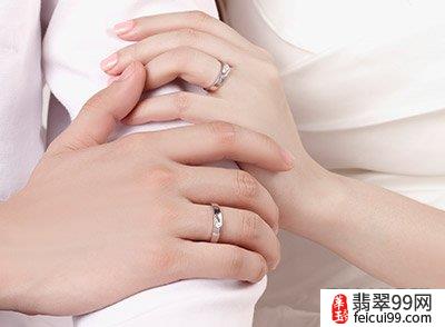 翡翠男士未婚戒指戴法图像 而结婚戒指坚贞不渝的爱情