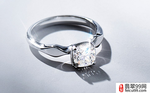 翡翠铂金戒指图片及价格 因为铂金属于纯天然的白色金属