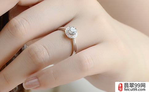 翡翠未婚女性带戒指戴法 而食指就是代表着渴望爱情的到来