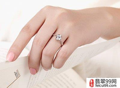 翡翠男戒指的戴法和含义 如果是购买一枚戴瑞珠宝戒指