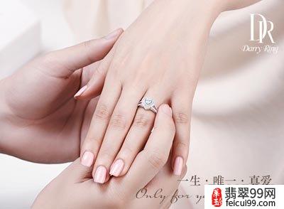 求婚选择黄金戒指还是钻石戒指?