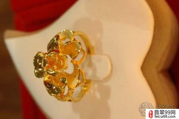翡翠5克黄金戒指图片欣赏 钻石戒指：钻石戒指一般采用K金和铂金来做戒圈