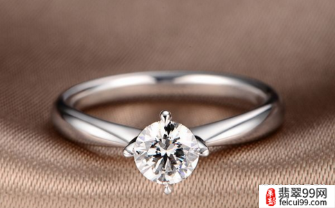 翡翠男的银戒指戴法和意义 单身女生可以将戒指佩戴在右手小指或右手食指