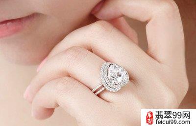 翡翠结了婚的女人戒指带哪只手 许多人对戒指是非常喜爱的