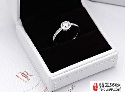 翡翠女生右手戒指的戴法和意义 戴瑞珠宝戒指的低价格只存在于数字