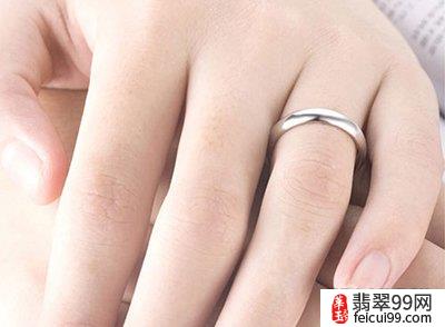 翡翠女性结婚戒指戴法 现在许多男生都喜欢戴戒指