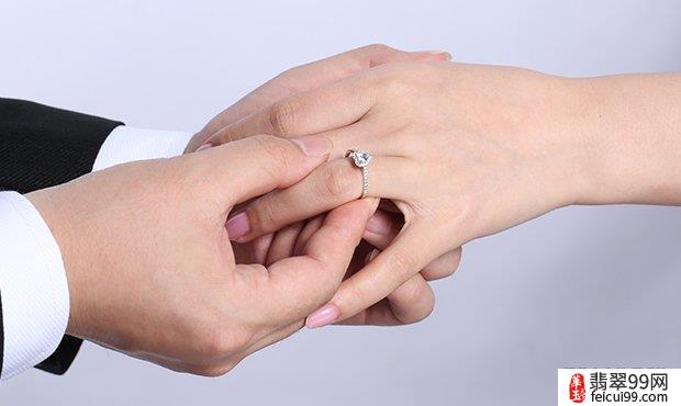 翡翠戒指戴法的含义图片大全 求婚戒指购买应重视在求婚时刻里面