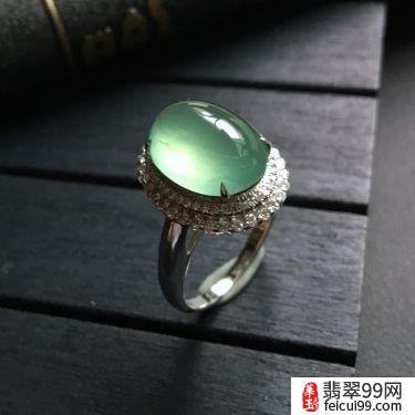 翡翠翡翠戒指图片 目前市场上常见的翡翠戒指镶嵌款式有这几种