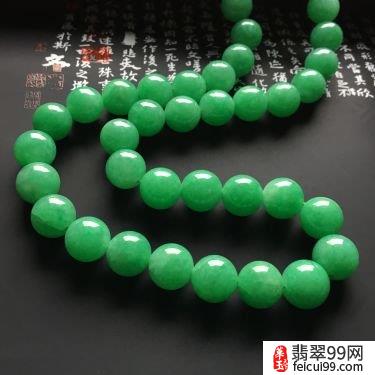 翡翠翡翠首饰图片 一挂芭芭拉赫顿旧藏的天然翡翠珠项链在香港苏富比珠宝专场上拍
