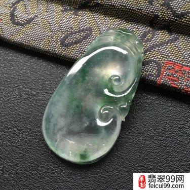翡翠翡翠如意是中国人自古推崇的佩戴佳品馈赠的好礼 总之拥有翡翠就拥有了一种身份的象征