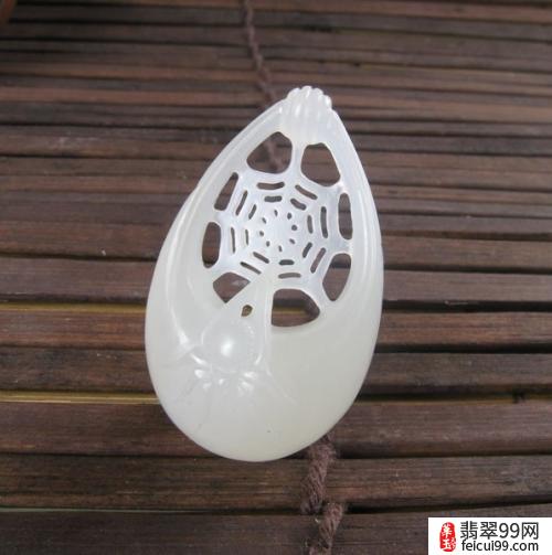 翡翠和田玉挂件在玉石中是最纯洁和神圣的 玉石的温与润如同中国人的品质一样