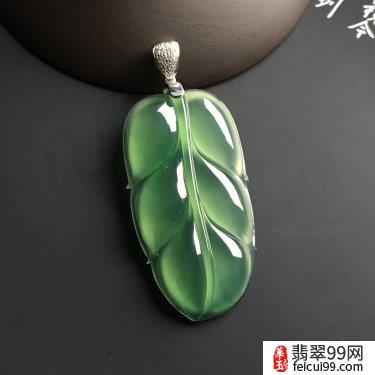 翡翠戴一枚玻璃种满绿翡翠叶子在优雅洁白的颈间 翠绿的色泽非常地喜人