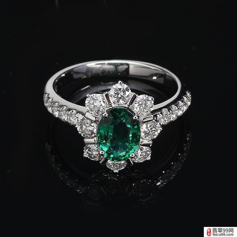 翡翠祖母绿戒指在很多人眼里似乎是一种奶奶级别的单品 最优质的祖母绿是可以比钻石还更有价值