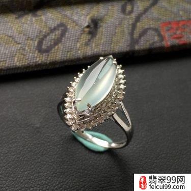 翡翠翡翠戒指的含义与佩戴方法 据说将翡翠戒指佩戴在小指上会有惊喜发生