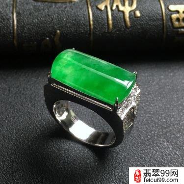 翡翠翡翠戒指的含义及佩戴 在传统上一个手指戴戒指时也是有意义的