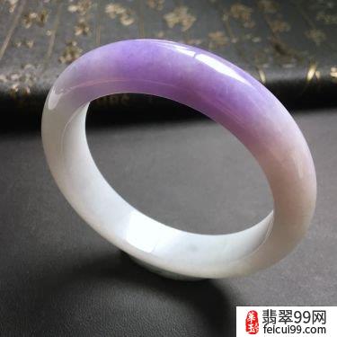 翡翠现代人将紫罗兰色翡翠手镯作为身份和地位的象征 是极佳的刺激色
