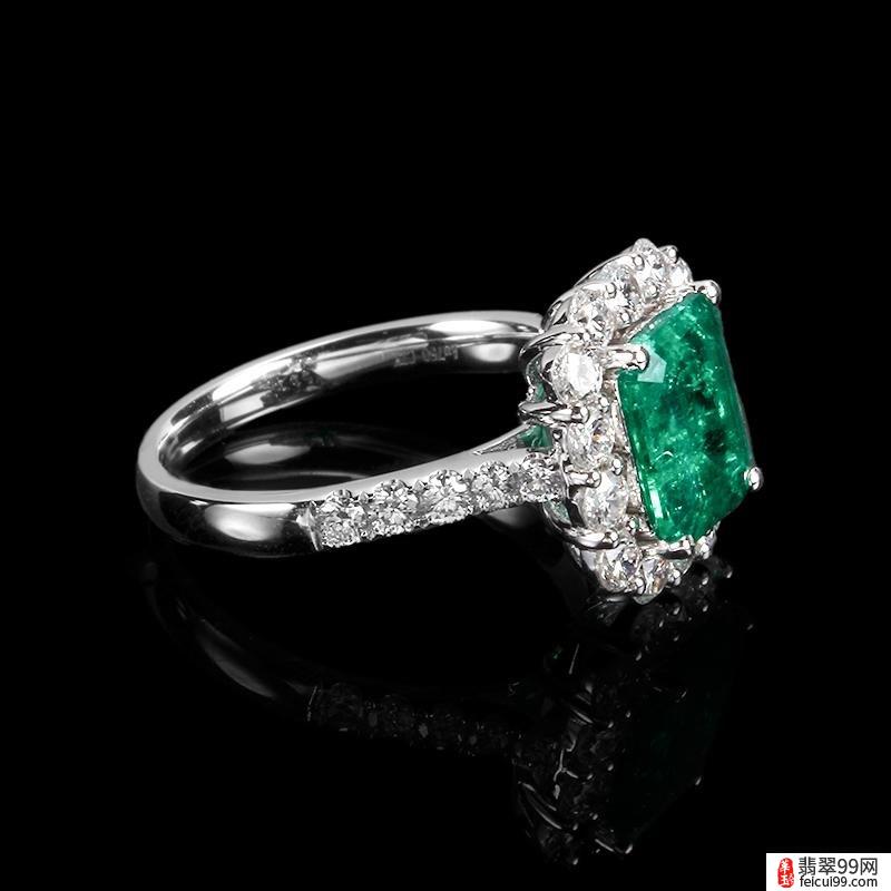 翡翠​祖母绿戒指上刻什么字好 在戒指的内侧留下一块爱人的手指指纹寓意一生的陪伴