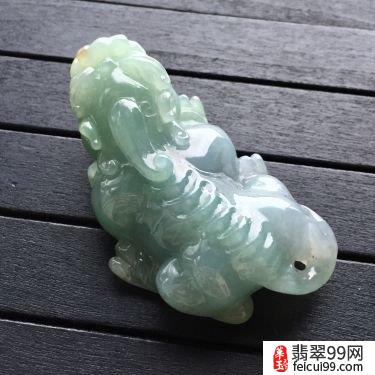 翡翠翡翠貔貅手把件图片欣赏 貔貅是中国古代五大瑞兽之一