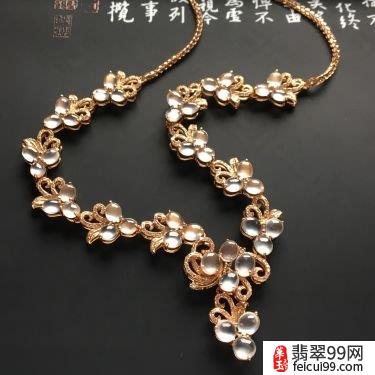 翡翠翡翠挂件绳配加各种材质的圆珠也是常见的节艺方法  多了一种古朴之美