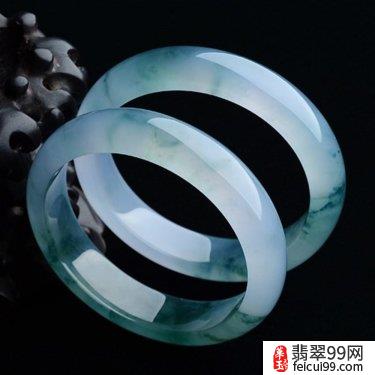 翡翠玻璃种玉手镯赏析  翡翠玉都是人们喜爱佩戴或收藏的饰品