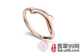 翡翠金戒指从古到今都是受到大众的欢迎的饰品  它是忠贞爱情的完美见证